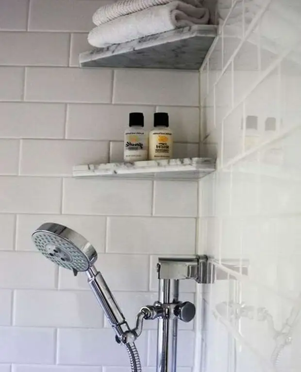 10 безупречных идей для хранения вещей в маленькой ванной комнате