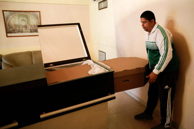 В Венесуэле растет спрос на гробы из картона гроб, картон