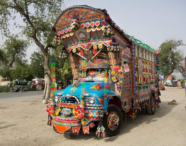 Пакистанские грузовики: шедевры на колесах   