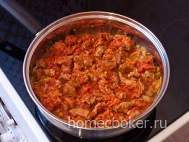 Myaso s tomatnoj pastoj 300x225 Мясо в горшочках с картошкой