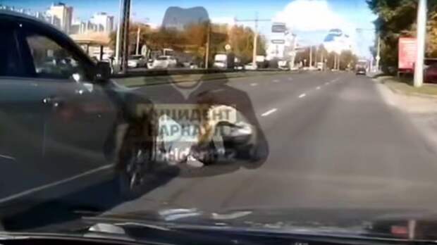 Появилось видео момента наезда иномарки на юных самокатчиков в Барнауле