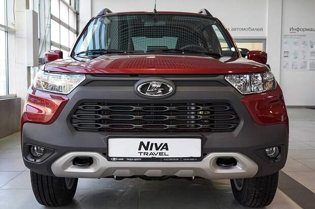 Новый автомобиль LADA Niva Travel в Санкт-Петербургском дилерском салоне LADA. Автомобиль с постоянным полным приводом, выполненный в новом дизайне, для автомобиля предусмотрено 5 комплектаций и 8 цветов, включая красный металлик 