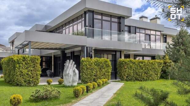 Загородный особняк Елены Блиновской в подмосковной Истре, дом в Ялте, машины Mitsubishi, моторная лодка, мотоцикл, имущество в Марий Эл и в Адыгее — всё это суд конфисковал в пользу государства