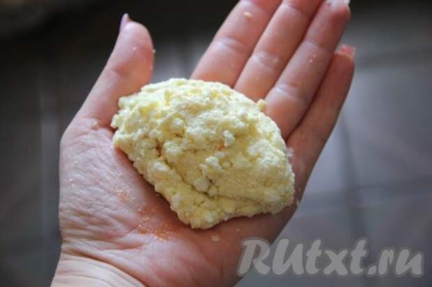 Сверху накрываем сгущенку еще одним творожным блинчиком, как на фото. 