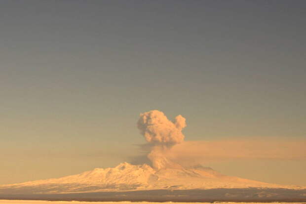 На Камчатке вулкан выбросил очередной столб пепла