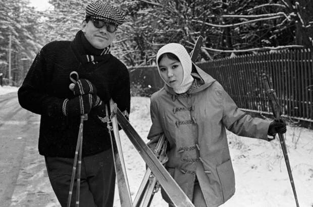 Андрей Михалков-Кончаловский с Натальей Аринбасаровой  на лыжной прогулке. 1967 год.
