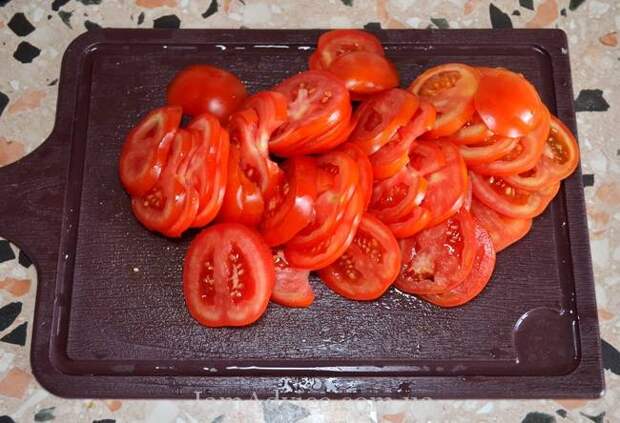 Классический рецепт Рататуя: Порежьте помидоры кружочками
