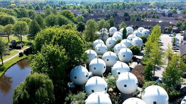 Болвонинген - голландская община состоит из 50 сферических домов, сгруппированных вместе с извилистыми дорожками между ними и рядом с каналом.-7
