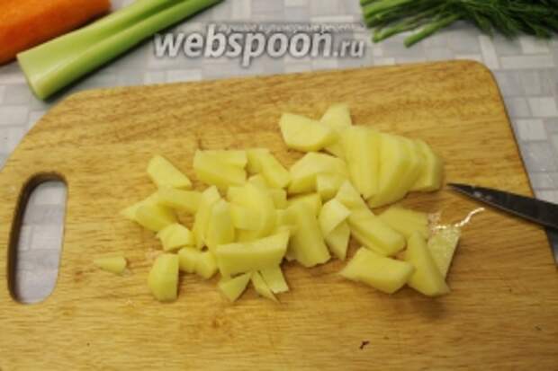Картофель порезать брусочками.