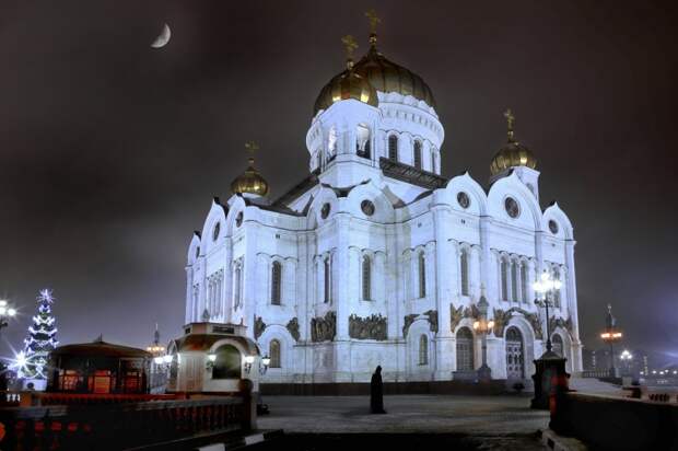 Ночная Москва: одинокий монах на фоне грандиозного Храма Христа Спасителя. Фотограф: Юрий Макаров