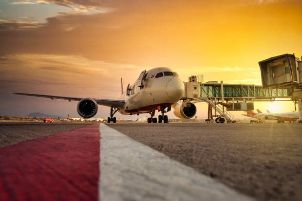 Дубай открывает небо: тысячи туристов ждут вылета. Свежие новости