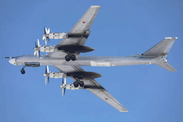 Шесть бомбардировщиков Ту-95МС поднялись с Кольского полуострова и взяли курс на Каспий