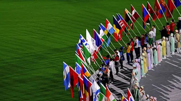 Борец Садулаев вынес флаг ОКР на церемонии закрытия Игр в Токио