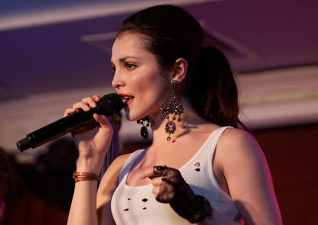 Сати Казанова решила петь сольно. Сати Казанова решила петь сольно.