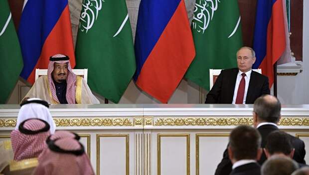 Президент РФ Владимир Путин и король Саудовской Аравии Сальман Бен Абдель Азиз Аль Сауд во время пресс-конференции после российско-саудовских переговоров. 5 октября 2017