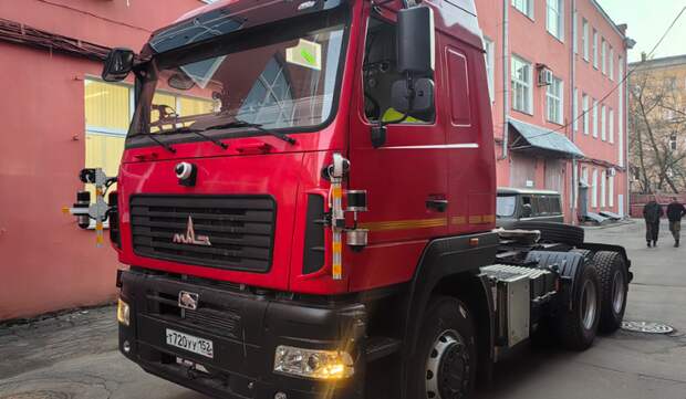 В НГТУ создали беспилотный тягач МАЗ для перевозки грузов