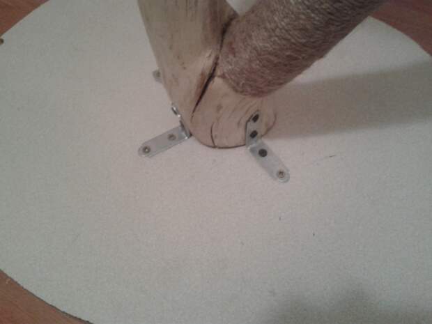 9. Привинчиваю низ к найденому дома куску столешницы. (все выполнялось из подручных материалов. Все что нашлось дома.) 9. Привинчиваю низ к найденому дома куску столешницы. (все выполнялось из подручных материалов. Все что нашлось дома.) животные, коты, своими руками, сделай сам