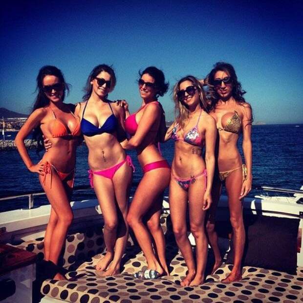 Девушки на пляже