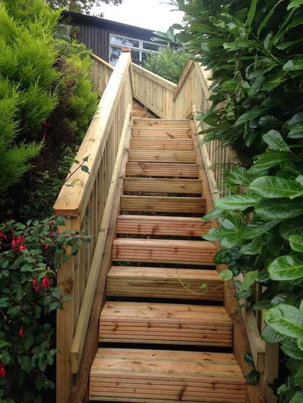 идея садовой лестницы своими руками из дерева на склоне