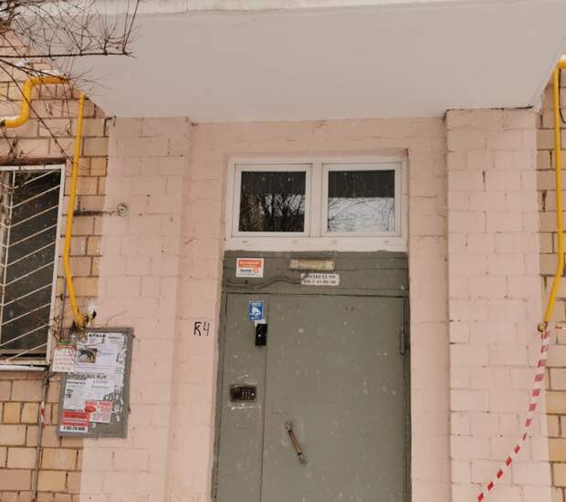 Коммунальщики починили козырек в подъезде дома на Санникова