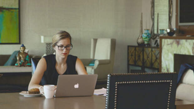 Девушка за компьютером / Фото: pxhere.com