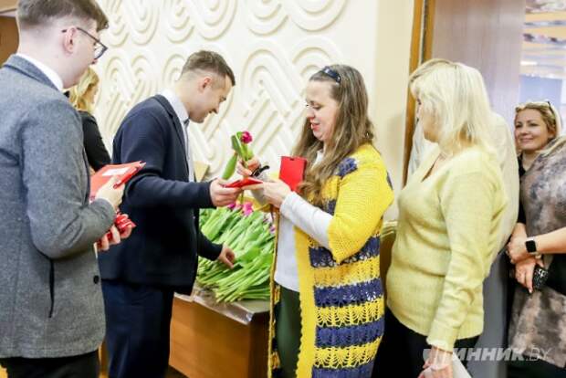 Море цветов, океан улыбок: женщины ´Белшины´ принимали поздравления с 8 марта.