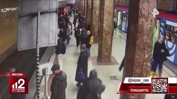 Москвич засмотрелся в телефон и упал на рельсы в метро