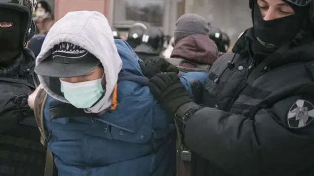 Умер задержанный террорист из крокуса. Задержан полицейский в Ростовская область. Задержанные в отделении полиции. Милиционеры задерживают нарушителей. Фото отделение полиции 2016 год задержанных.