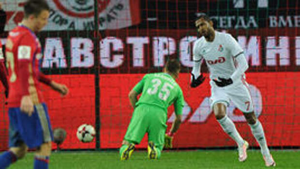 Сегодня. Москва. "Локомотив" - ЦСКА - 1:0. МАЙКОН (справа) празднует гол в ворота Игоря АКИНФЕЕВА.