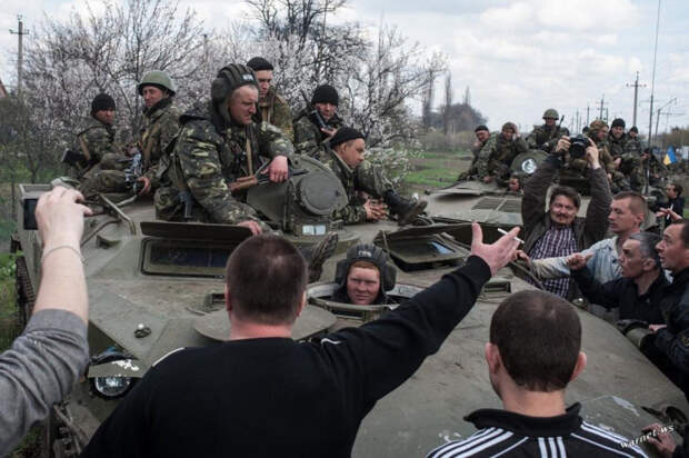 Люди заблокировали колонну украинской армии на пути к городу Краматорск 16 апреля 2014