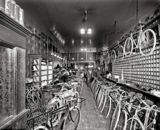 В торговом зале магазина по продаже велосипедов и мотоциклов (Детройт, 1912 год) авто, мото, мотоцикл, мотоциклы, олдтаймер, ретро техника, ретро фото, фото