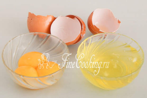 Берем куриные яйца (3 штуки), моем их, вытираем насухо и отделяем белки от желтков