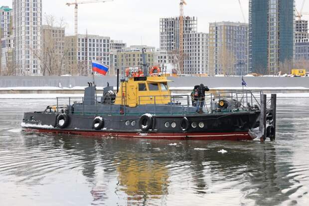 Узнать ледокол можно по жёлтой рубке. Фото: Григорий Матвеев