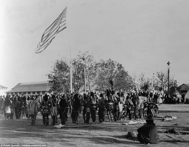 1898, шайенны танцуют вокруг американского флага аборигены, индейцы, исторические кадры, история, племена, редкие фото, сша, фото