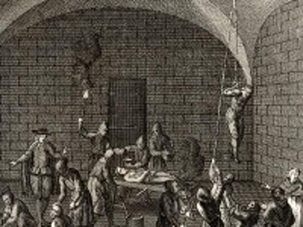 Инквизиция средневековья пытки. Инквизиция средневековья. Испанская инквизиция дыба. Низший служащий инквизиции. Рабыни в цепях на невольничьем рынке.