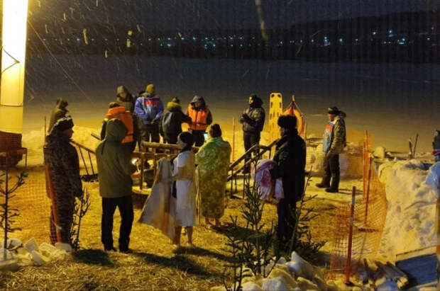 Священник Портнов сказал, смывает ли грехи окунание в прорубь на Крещение