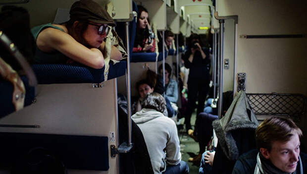 Пассажиры в плацкартном вагоне. Архивное фото