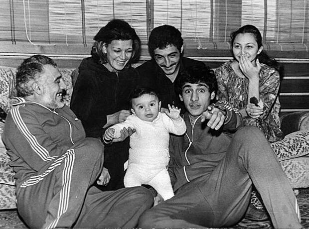 Семья в сборе: наша героиня с дедушкой Эдмондом, бабушкой Лаурой, родителями и дядей Тиграном Семья в сборе: наша героиня с дедушкой Эдмондом, бабушкой Лаурой, родителями и дядей Тиграном