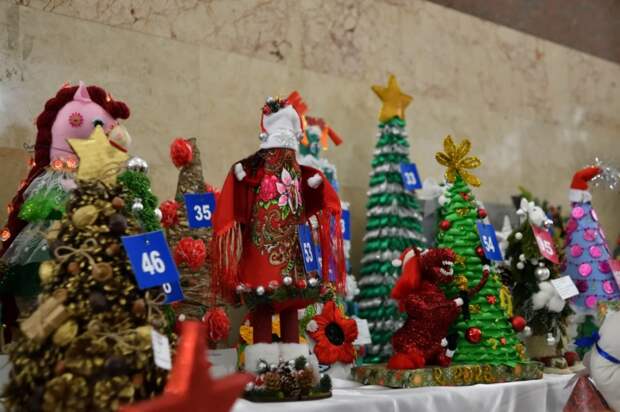 В Майкопе наградили победителей XIV Открытого городского конкурса альтернативной новогодней ели «Арт-елка 2026»