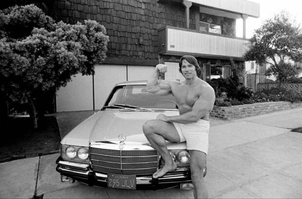 Лос-Анджелес, 1977-й год. 30-летний Арнольд Шварценеггер позирует у дома, сидя на капоте своего Mercedes-Benz S-Class W116 Арнольд Шварценеггер, авто, шварценеггер