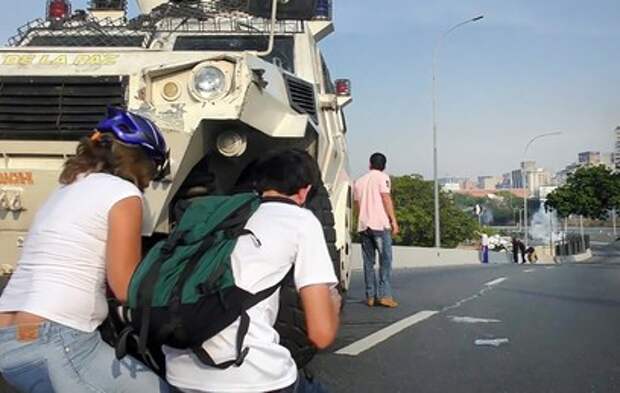 Видео наезда военного автомобиля на людей в Каракасе