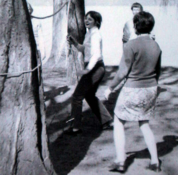 Ангела Меркель за игрой в волейбол, 1973 год. В том же году она поступила в профессиональное училище, где, как говорят, была особенно успешна в изучении математики и русского языка