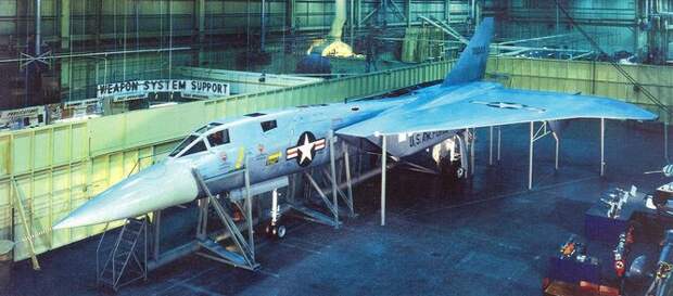 Полноразмерный макет XF-108 Rapier. 