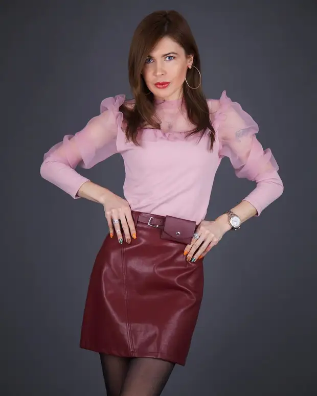Бордовая юбка: 12 роскошных примеров для создания королевского образа