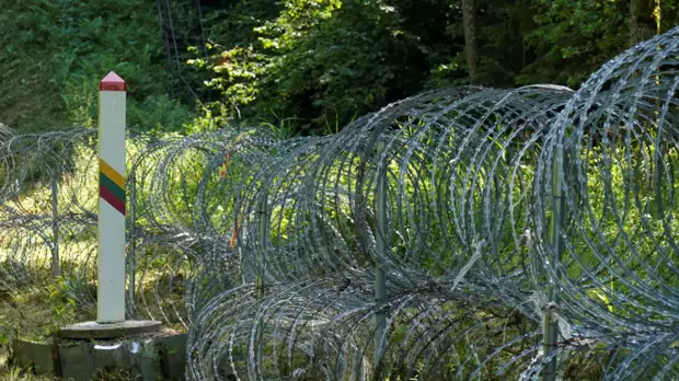 Литва закупит еще 300 км колючей проволоки для установки на границе с Белоруссией