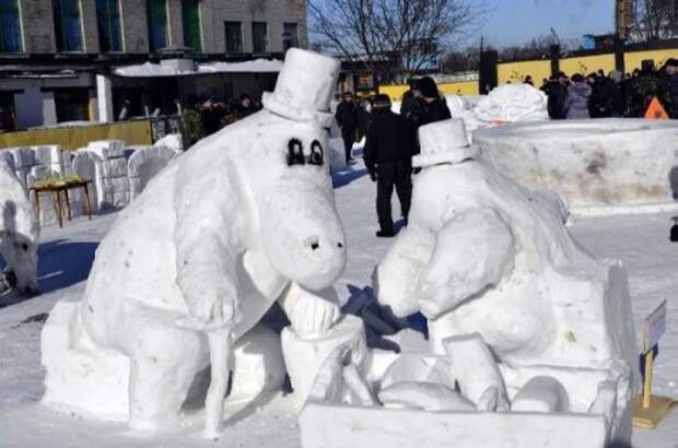 Снежные скульптуры в украинских колониях (16 фото)