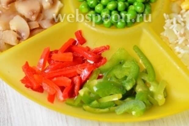 Перец болгарский нарезаем небольшими полосками.