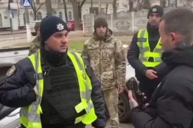 В Виннице женщина запрыгнула на капот машины ТЦК, пытаясь отбить мужа