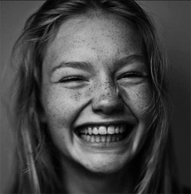Улыбка - украшение женщины.