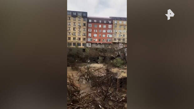 Дом обрушился из-за потопа в Махачкале